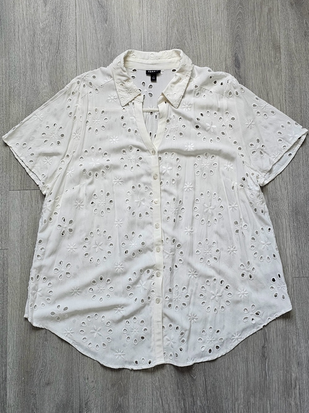 Torrid White Eyelet Button-Down Blouse Plus Size 1